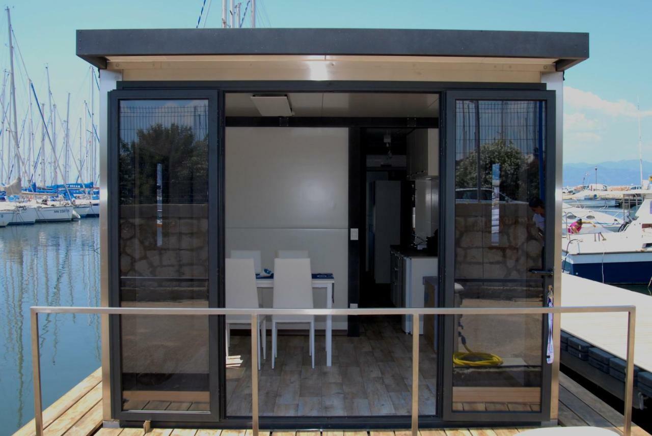 House Boat Luxury Botel
