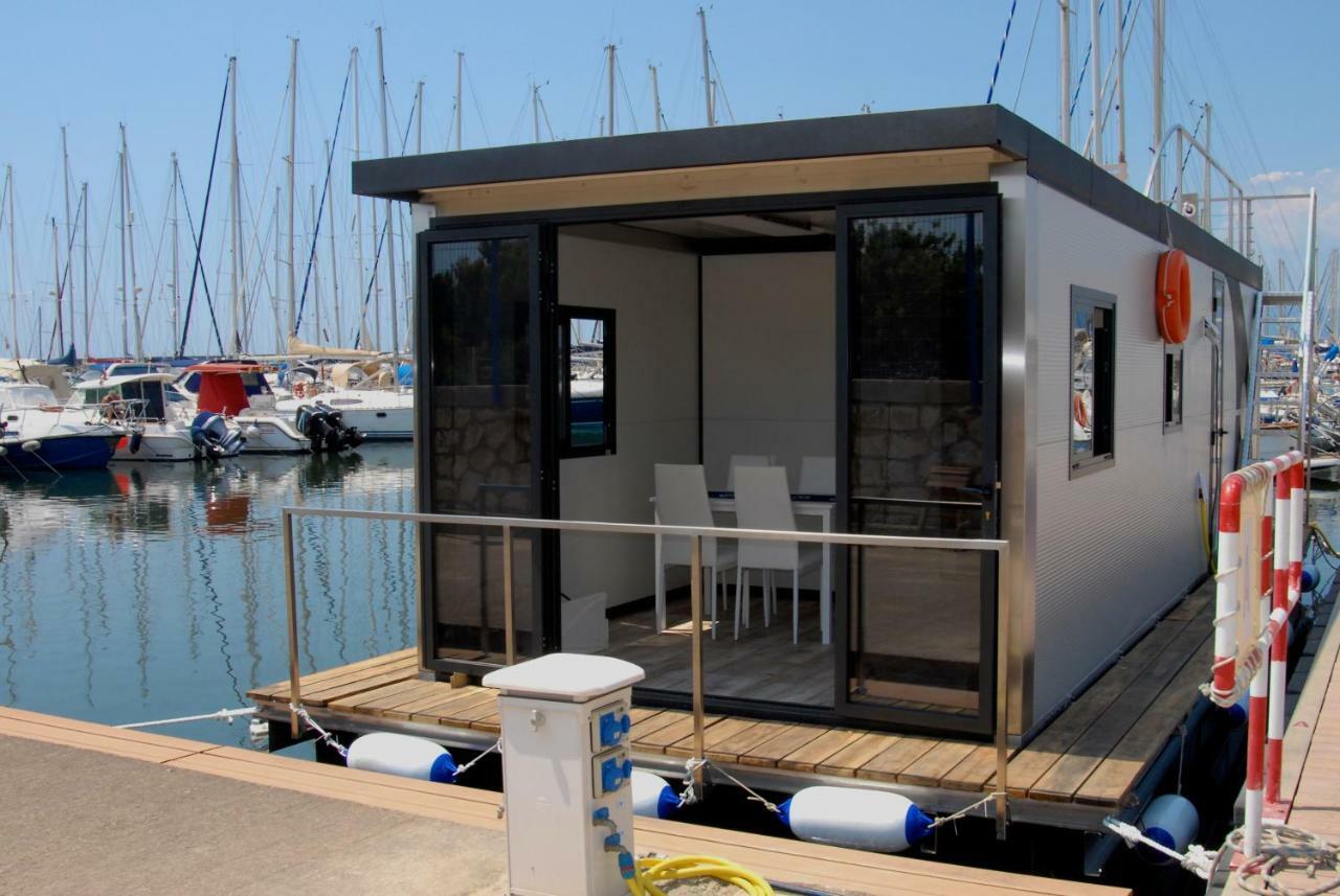 House Boat Luxury Botel