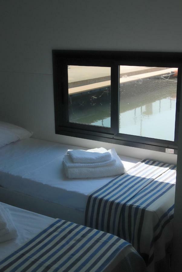 House Boat Luxury Botel